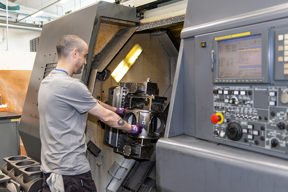 foto di operaio specializzato su tornio