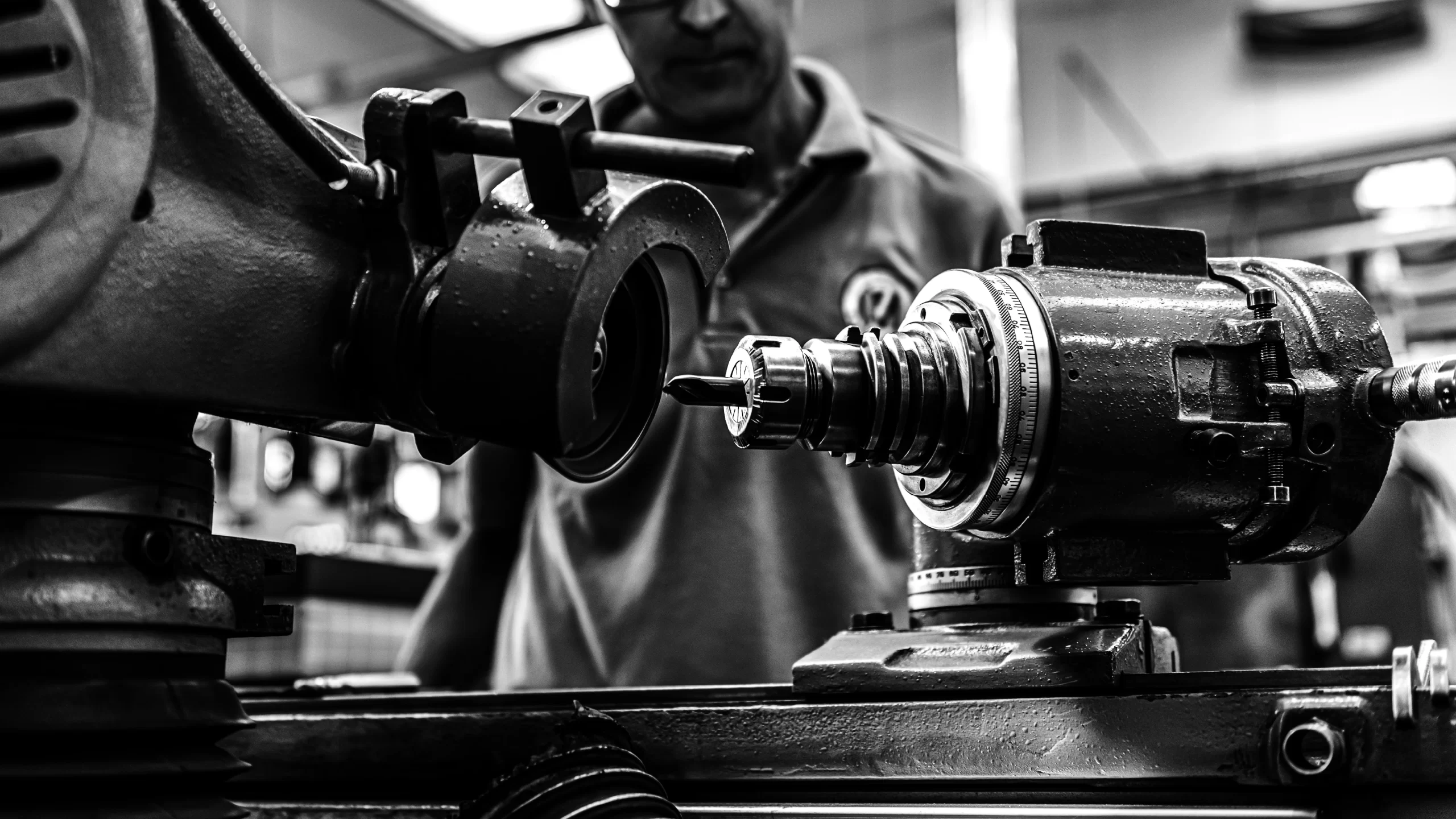tornio al lavoro, operatore sullo sfondo. lavorazione eseguita in Metaltecnica.